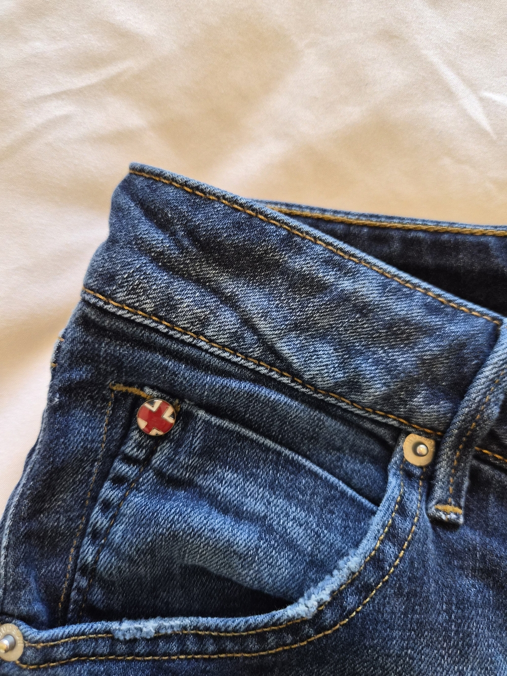 Hudson Jeans Dark Wash Low Rise Hampton Cuffed Shorts Size 27 - Picture 3 of 8